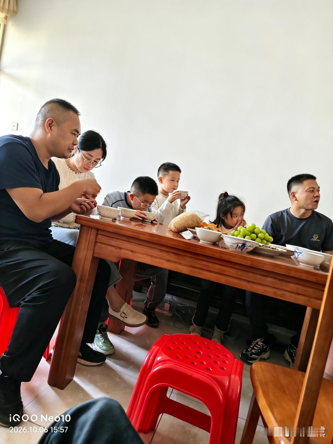 家里来高中同学喝安化擂茶，聊天天！