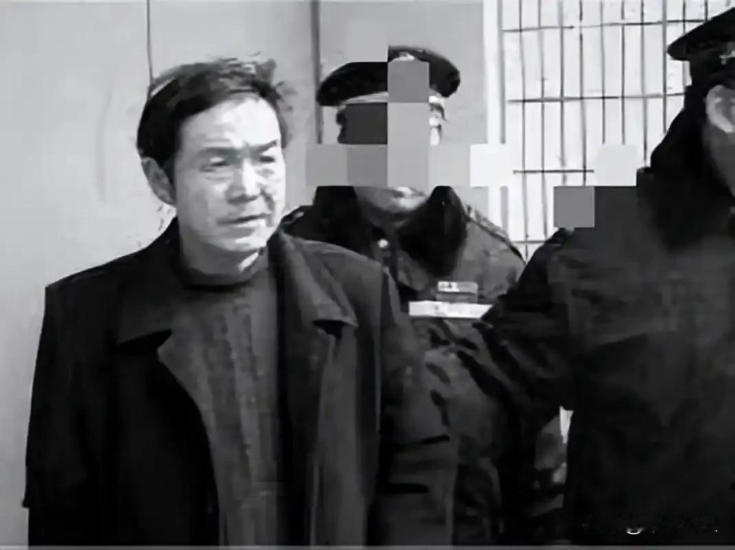 17岁高中生被同学雇凶打死，只赔3000块，其父出家两年后，拎着11枚炸弹挨个"