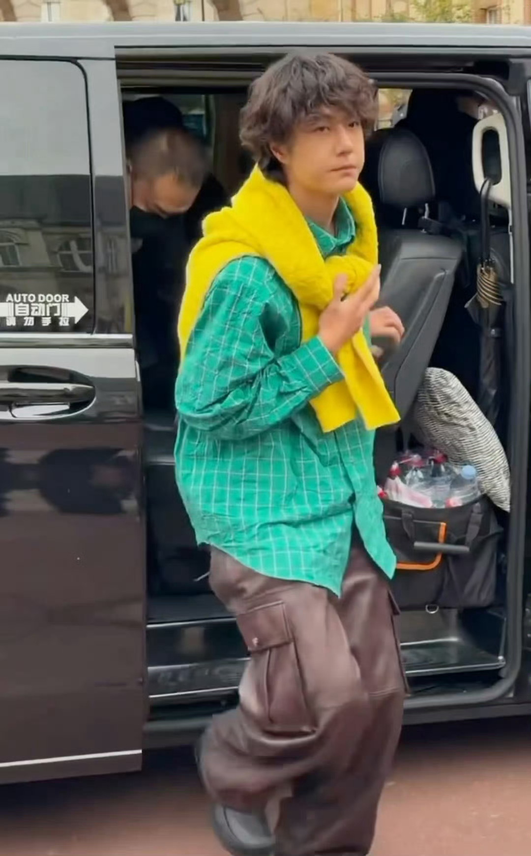 王一博 LOEWE 2026 春夏女装秀路透来啦！状态咋样[憧憬] ​​​