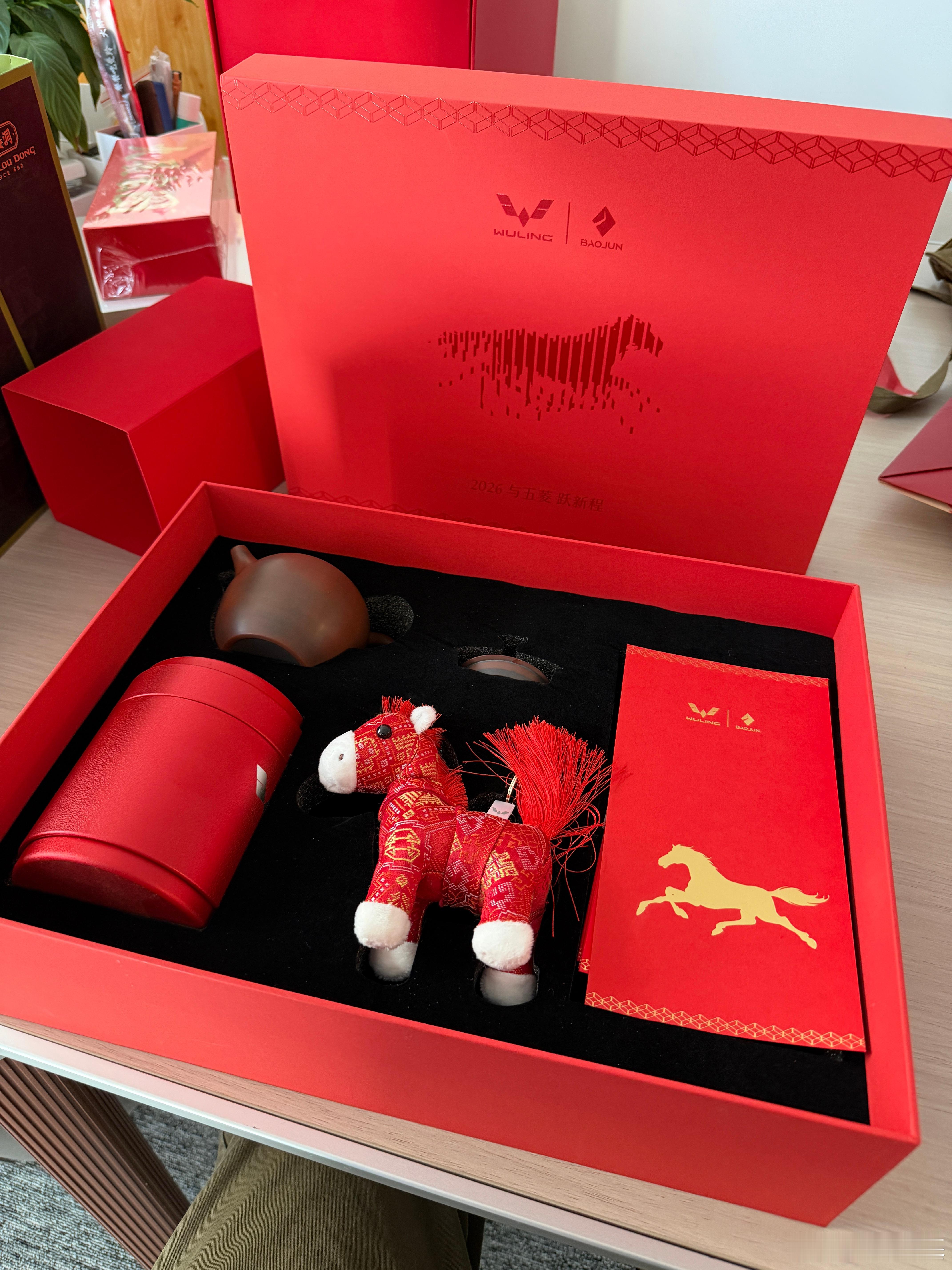 给大家抽个五菱的礼盒里面有个小马、茶具、茶叶和红包转发关注即可  抽奖详情