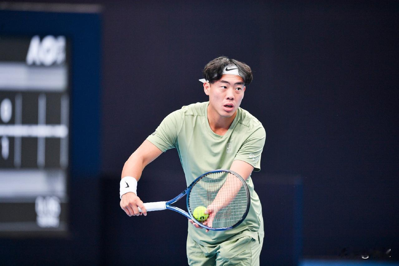 香港球员喜迎突破！
澳网第二轮男单资格赛，21岁的香港球员黄泽林以2-0、第二盘