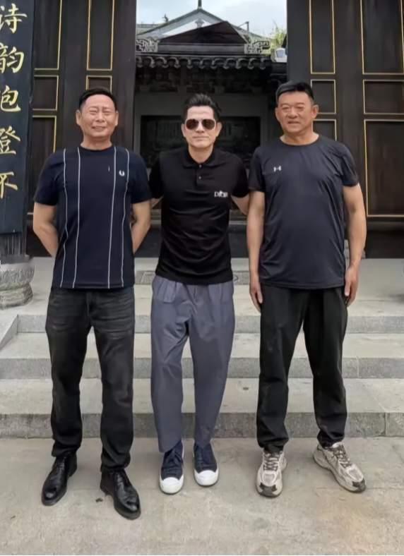 61岁郭富城参观方媛舅舅的饭店，和一帮亲戚喝酒，获外婆拥抱送别 