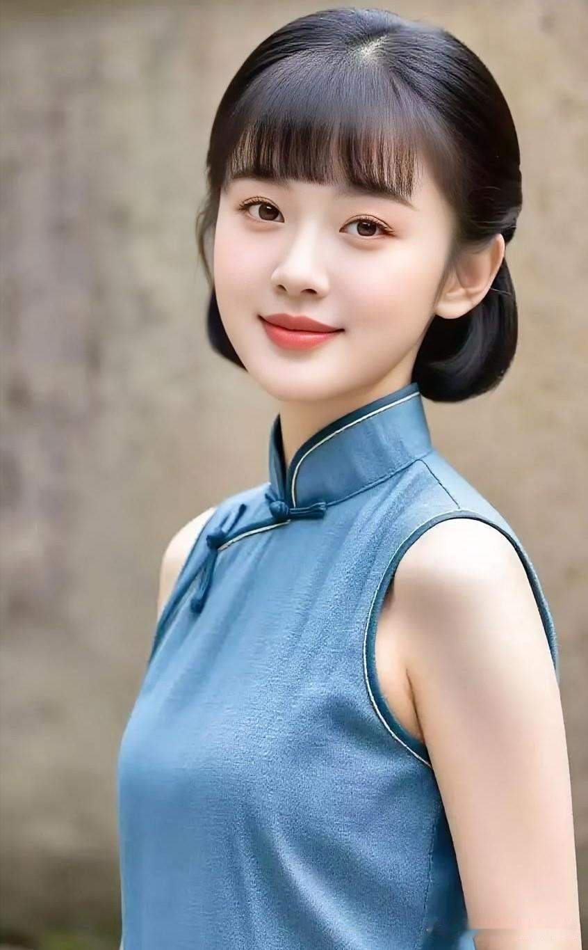 青蓝旗袍映古墙，齐刘海下笑意柔。素手微抬凝风致，一抹清雅满庭芳。

（注：文字聚