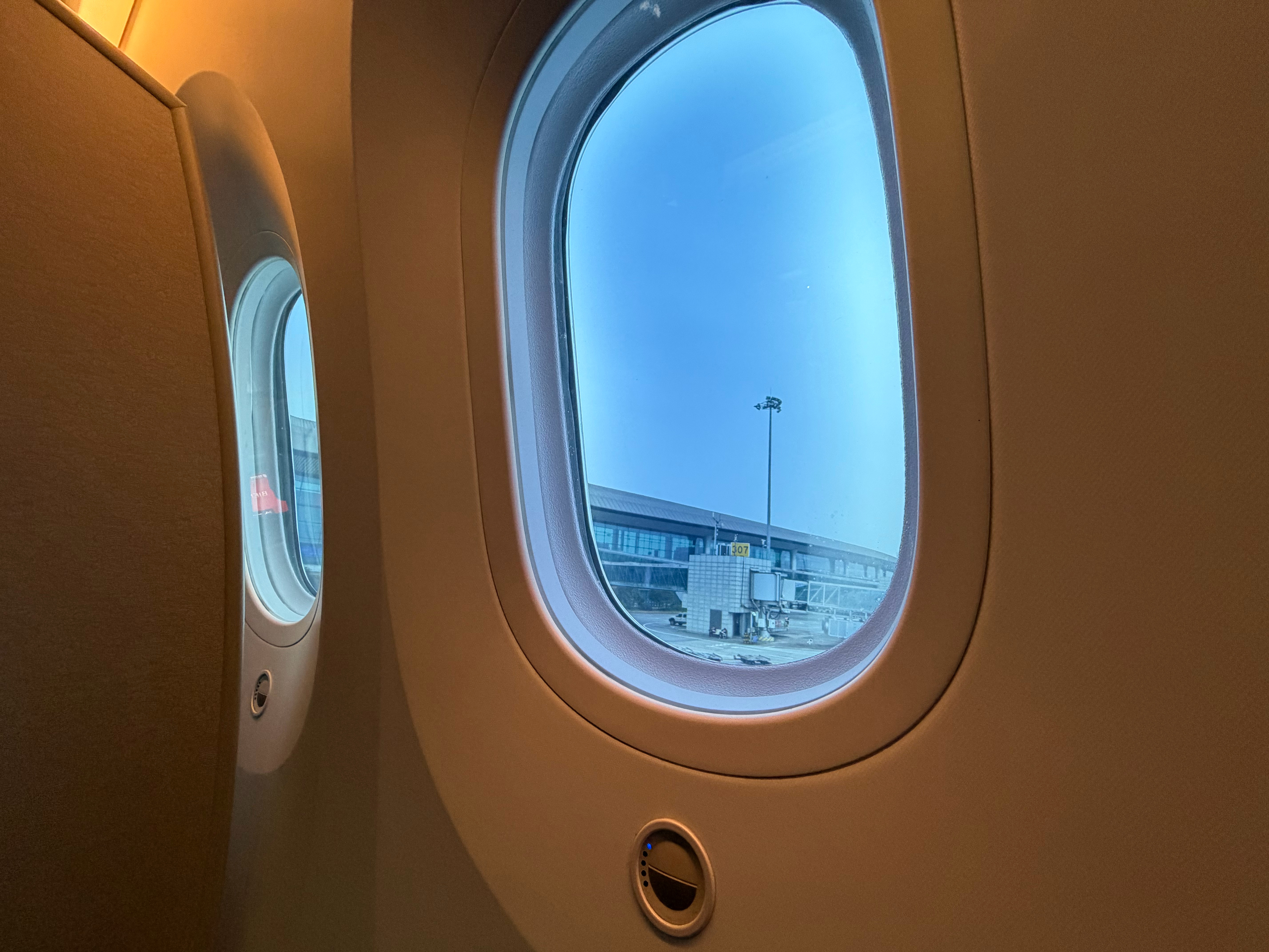 波音787在2011年就已经商业运营了，这个变色玻璃也不是啥高新技术了，为啥没有