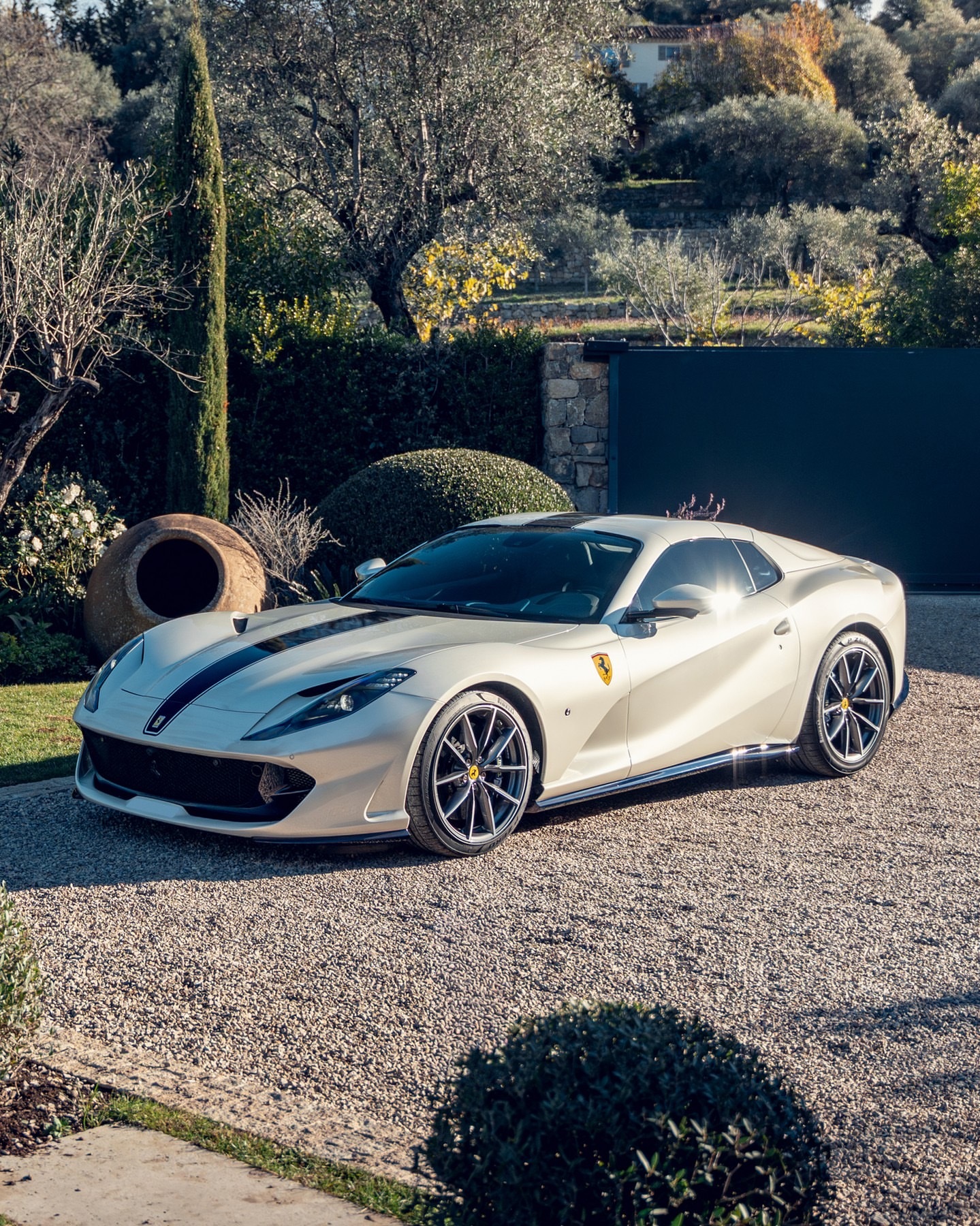 Car时尚  奢华、性能与风格，完美融合。2021款法拉利812 GTS是一款罕