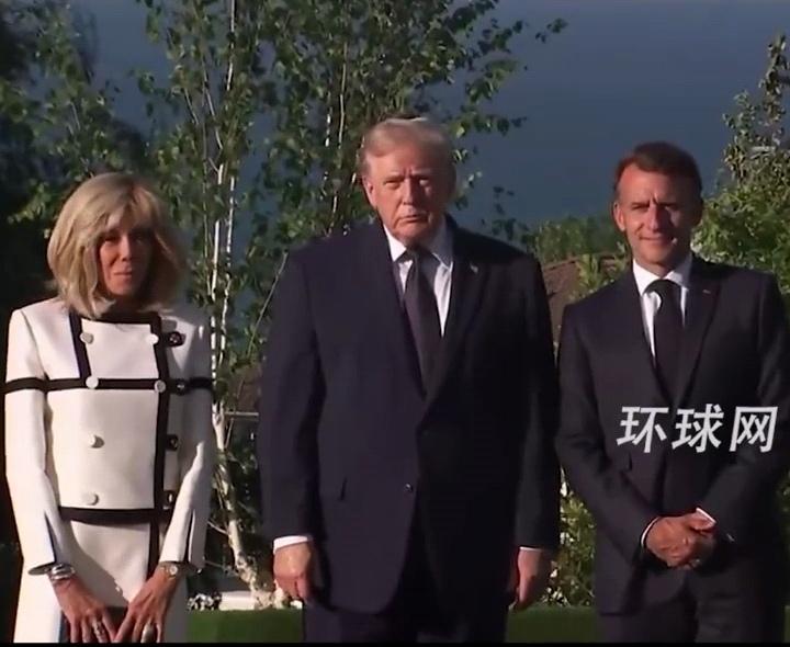 太搞笑了，G7峰会特朗普牵着马克龙夫人手聊天，马克龙被暂时“落一边”引发热议。