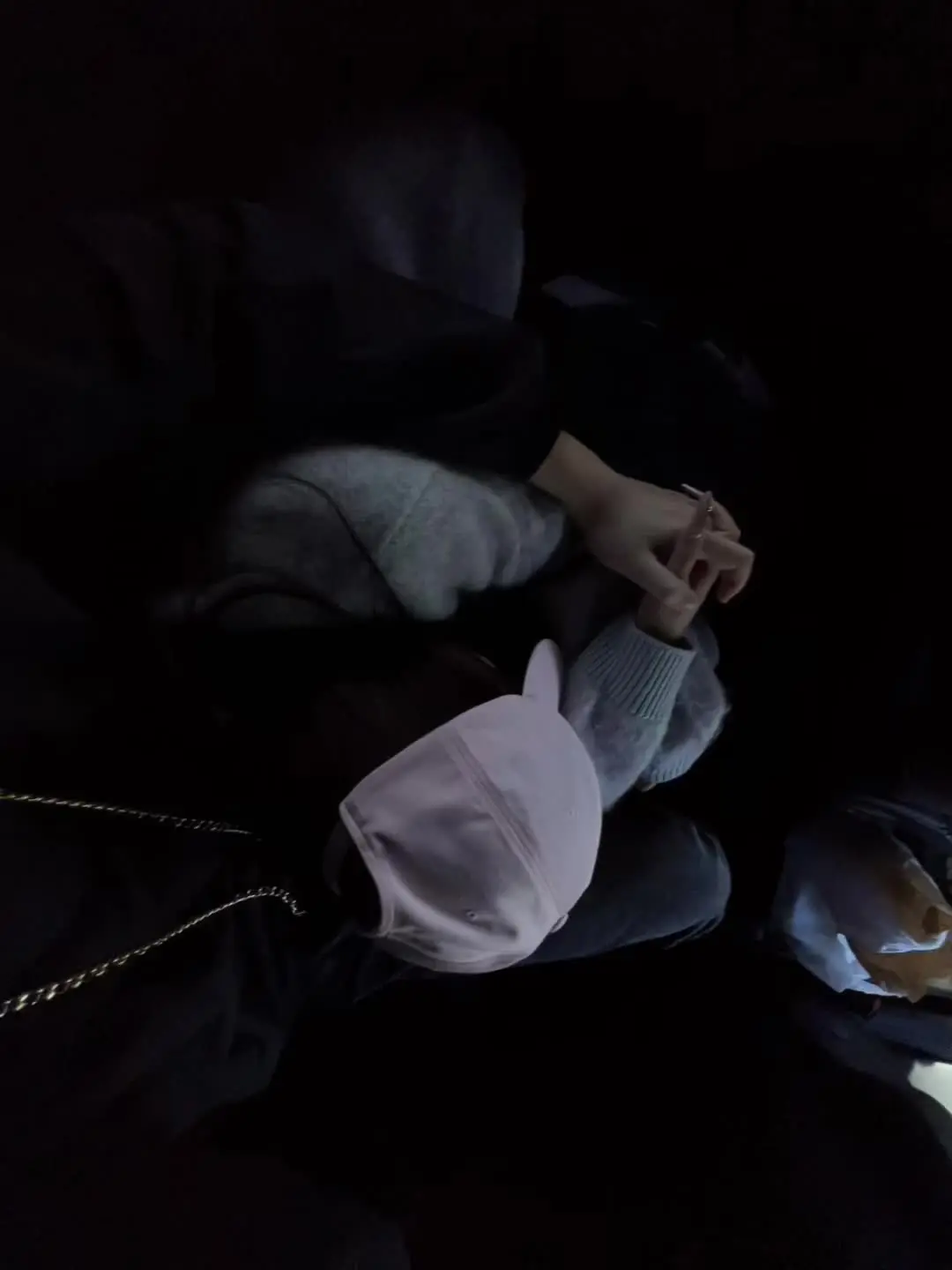 两个人又翻了好几页