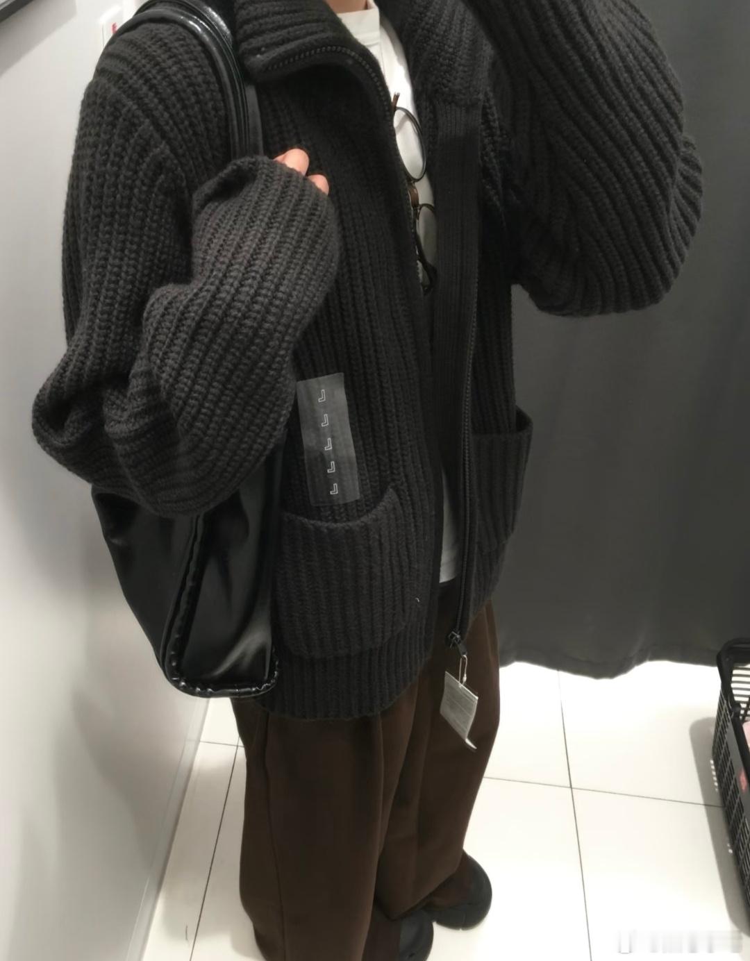 衣服的成本价在水洗标上 虽然我不懂衣服材质，但感觉现在网上把聚酯纤维太妖魔化了，