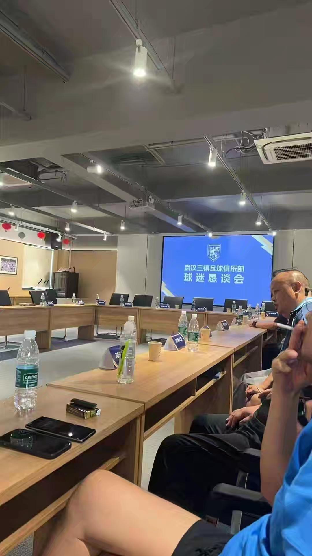 紧急恳谈会召开！武汉三镇跌入谷底，每一场都是生死保级战
 
今日，武汉三镇在光谷
