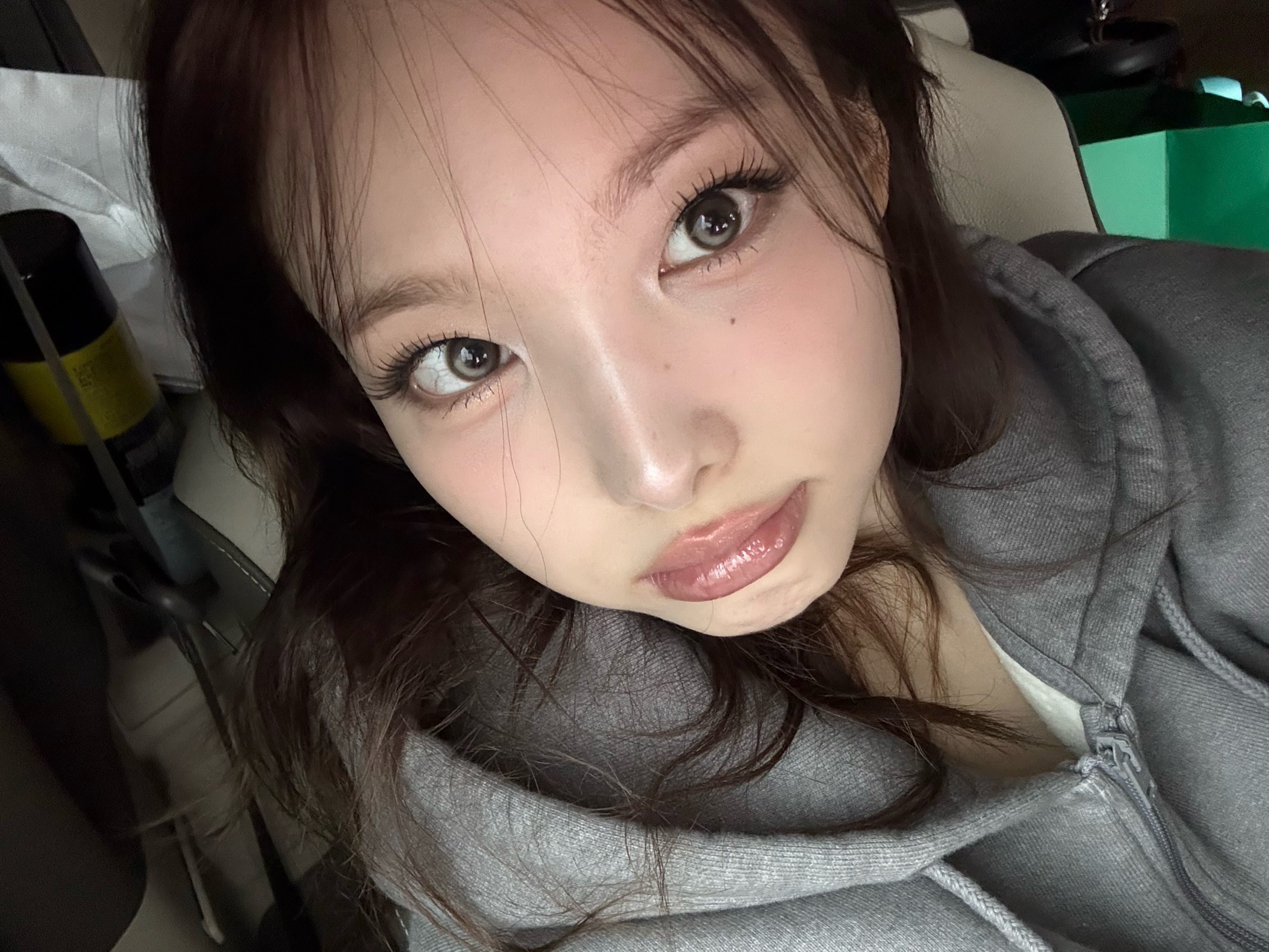 250419泡泡更新姐姐就这样直愣愣的盯着人把心都勾走 ​​​