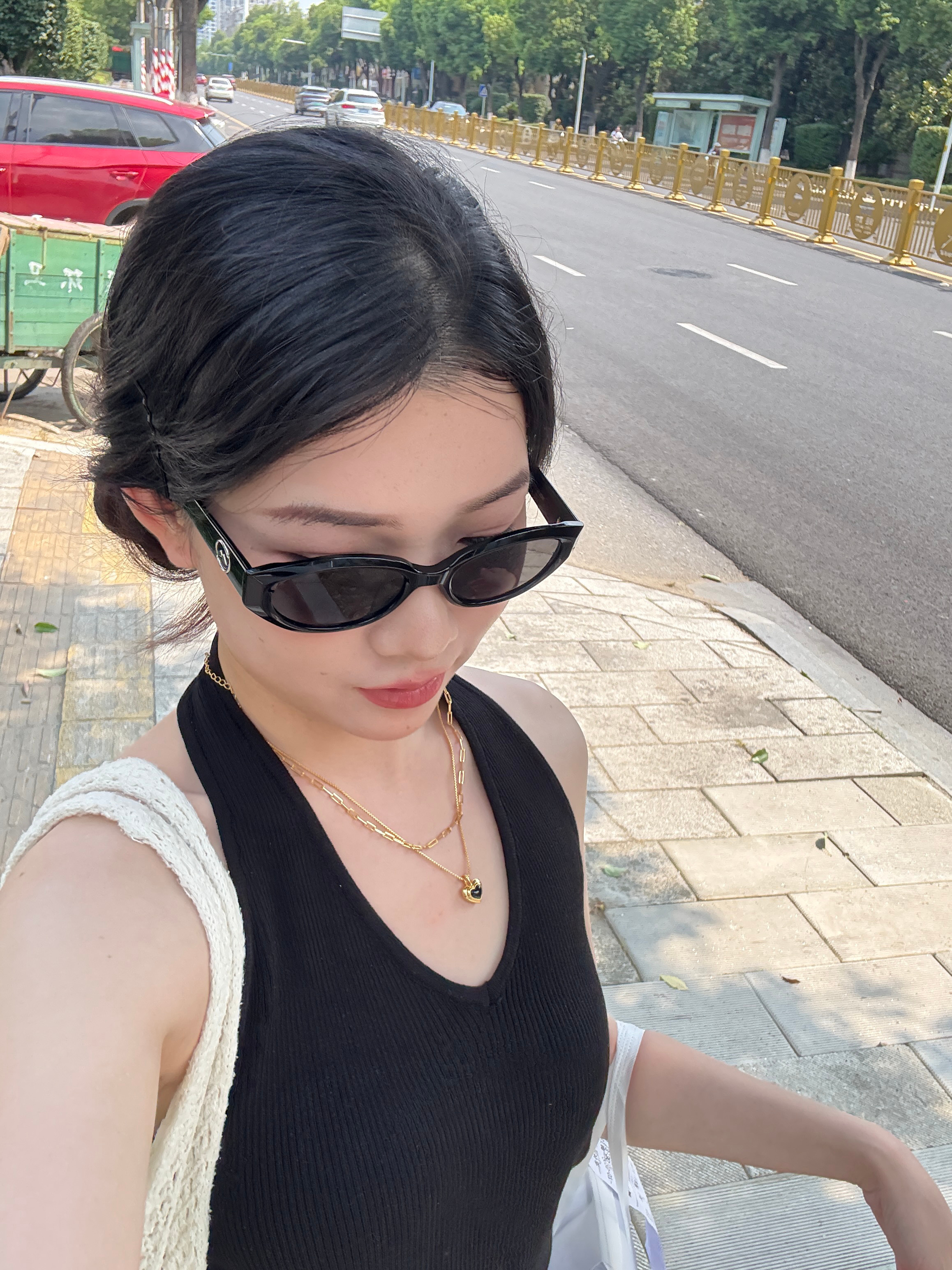 今天化了妆 和墨镜又美美拍上n张没涂防晒……到时候脸上会不会留个墨镜印…… ​​