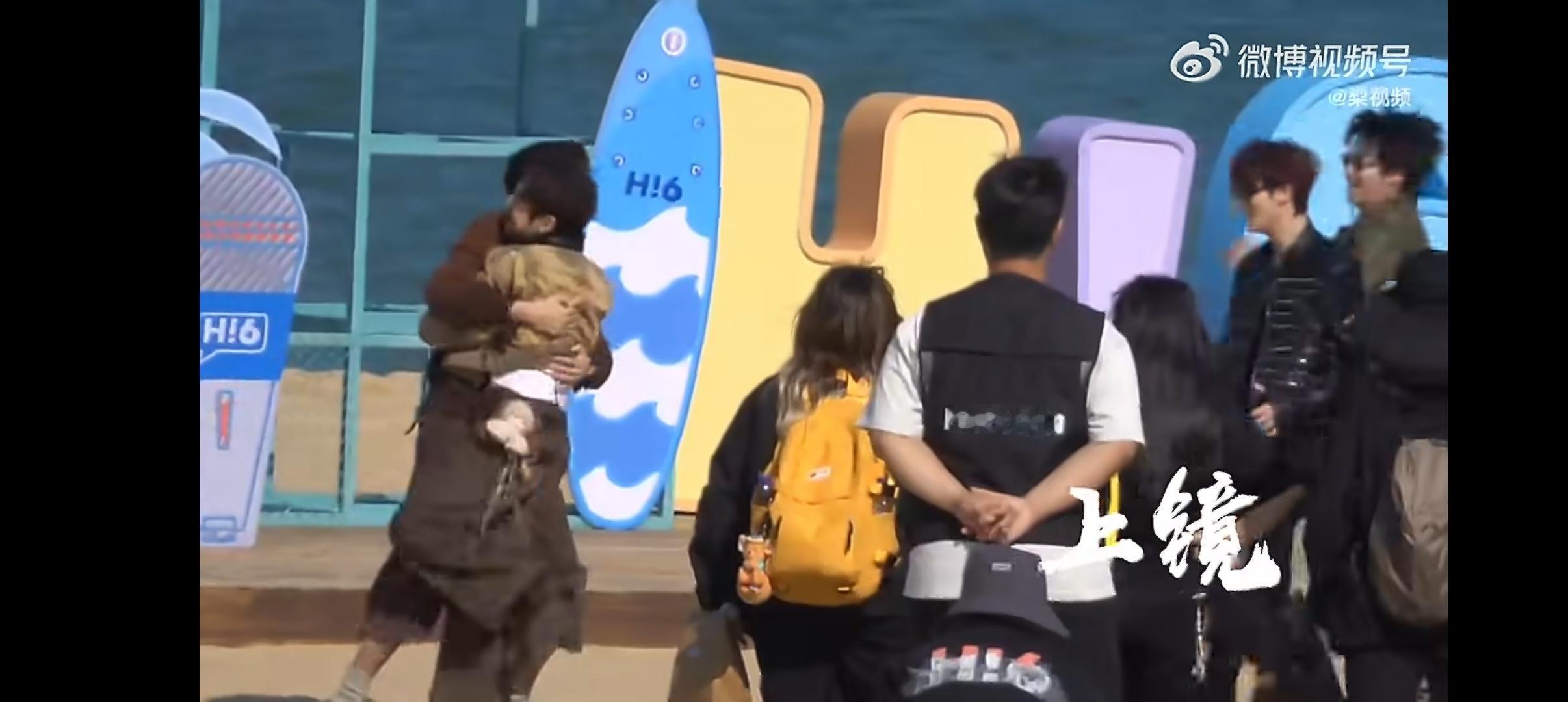 何炅挂在王鹤棣身上 你好星期六海口团建玩游戏，何炅冲到王鹤棣面前挂在他身上，大家