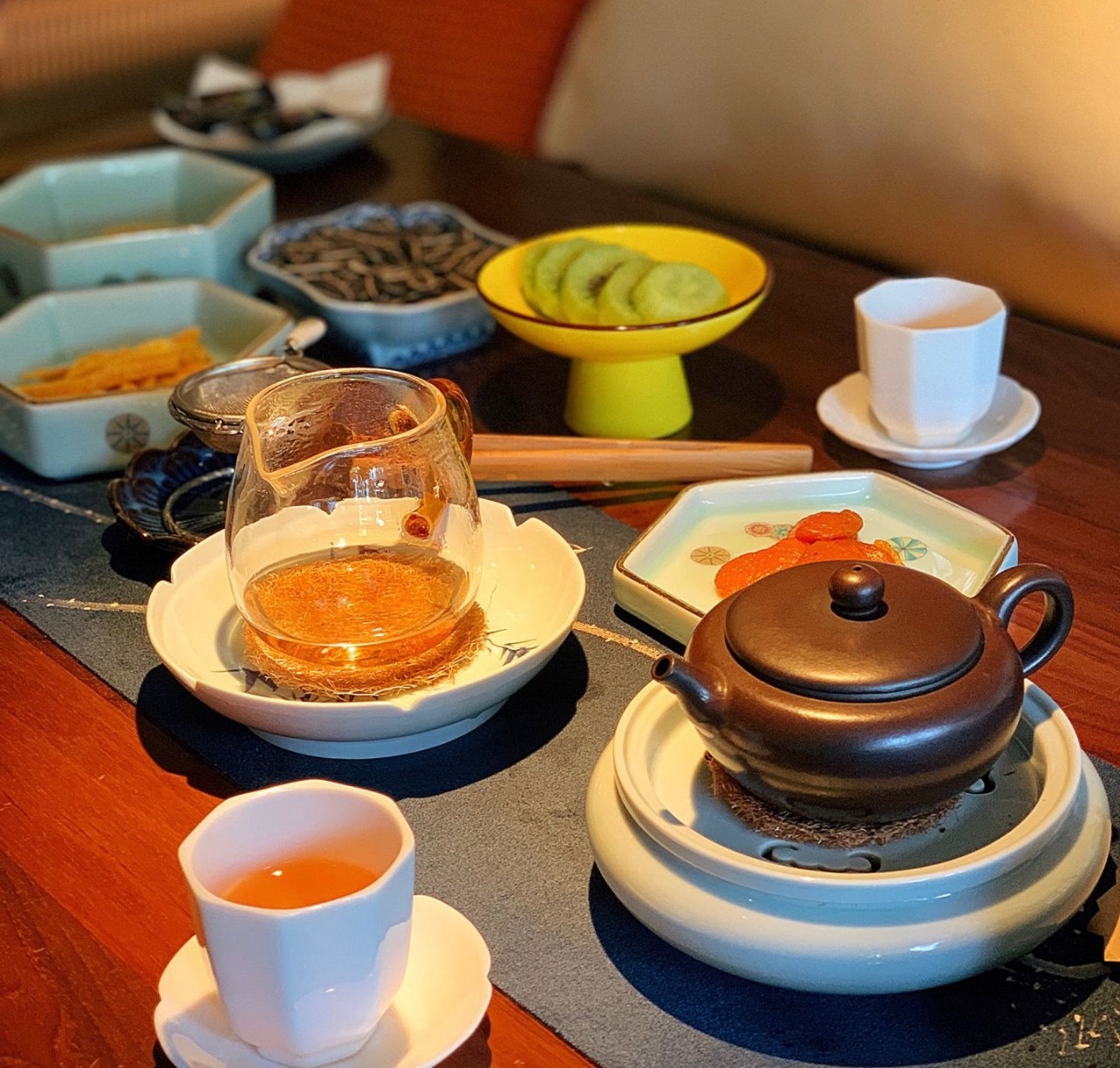 品茶赏器交友  2026年，不必许下多么宏伟的愿望。就从每天为自己泡一杯茶开始，