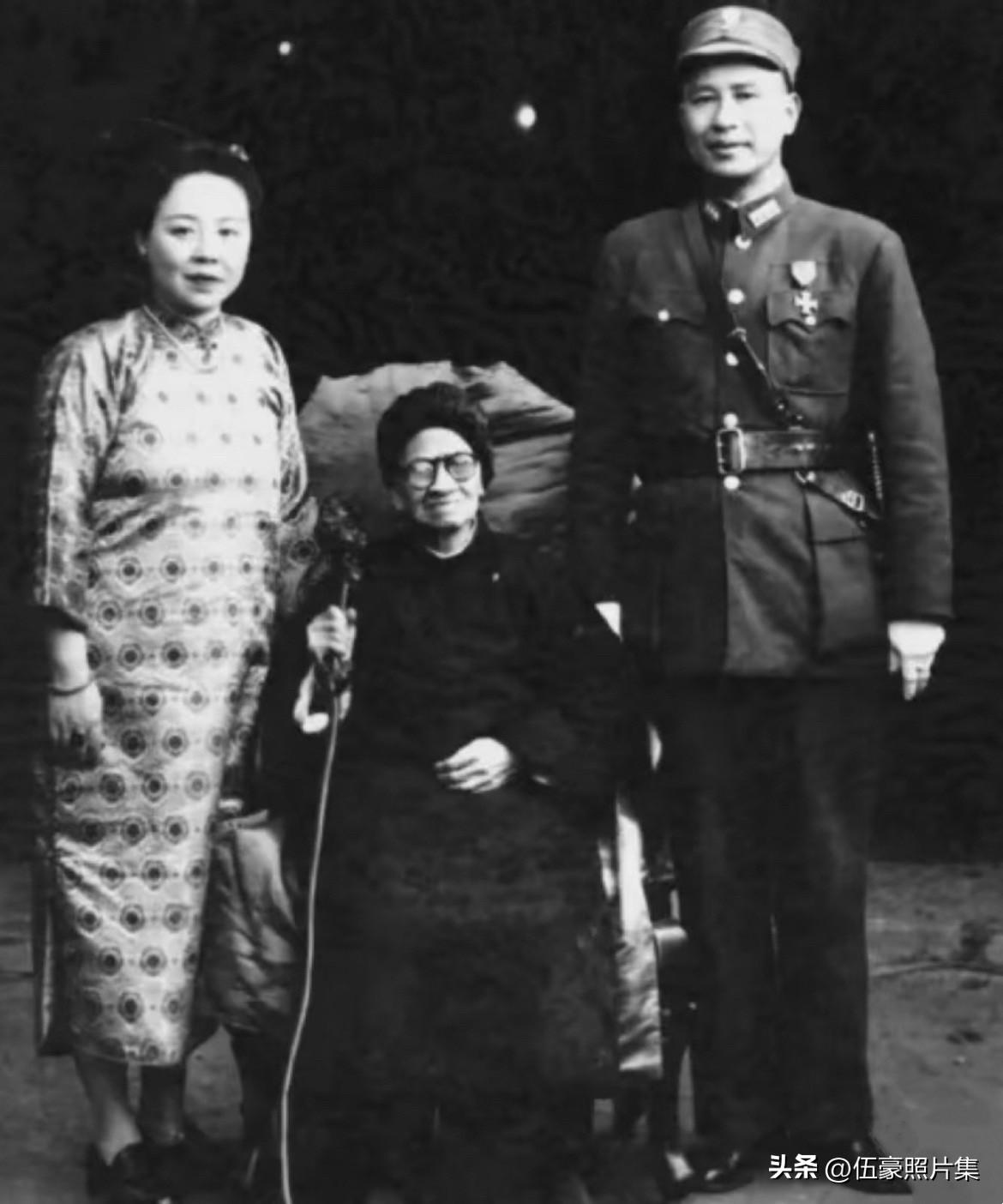 1944年（民国三十三年），白崇禧在家乡桂林为母亲马太夫人举办九十大寿期间的合影