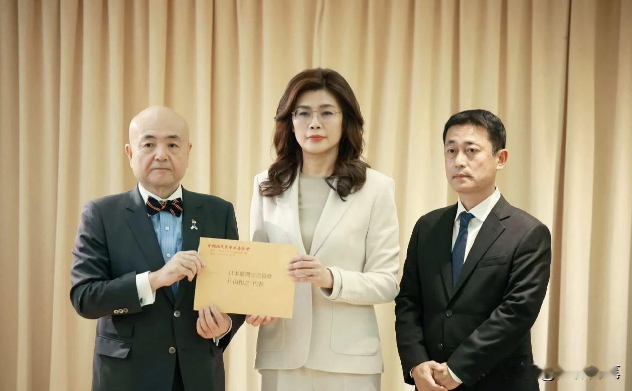 郑丽文居然给日本捐款100万新台币，充分说明郑丽文对日本的态度很矛盾。

其实一