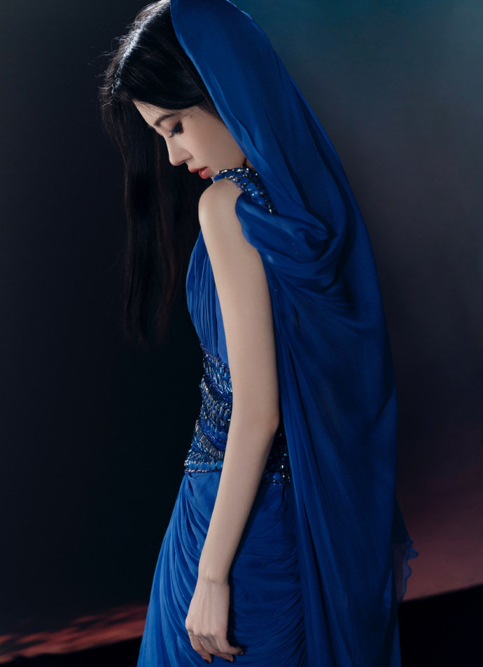 鞠婧祎内娱女顶权威脸 鞠婧祎帕莎眼镜剪影海报 鞠婧祎内娱女顶权威脸，谁懂这张脸的