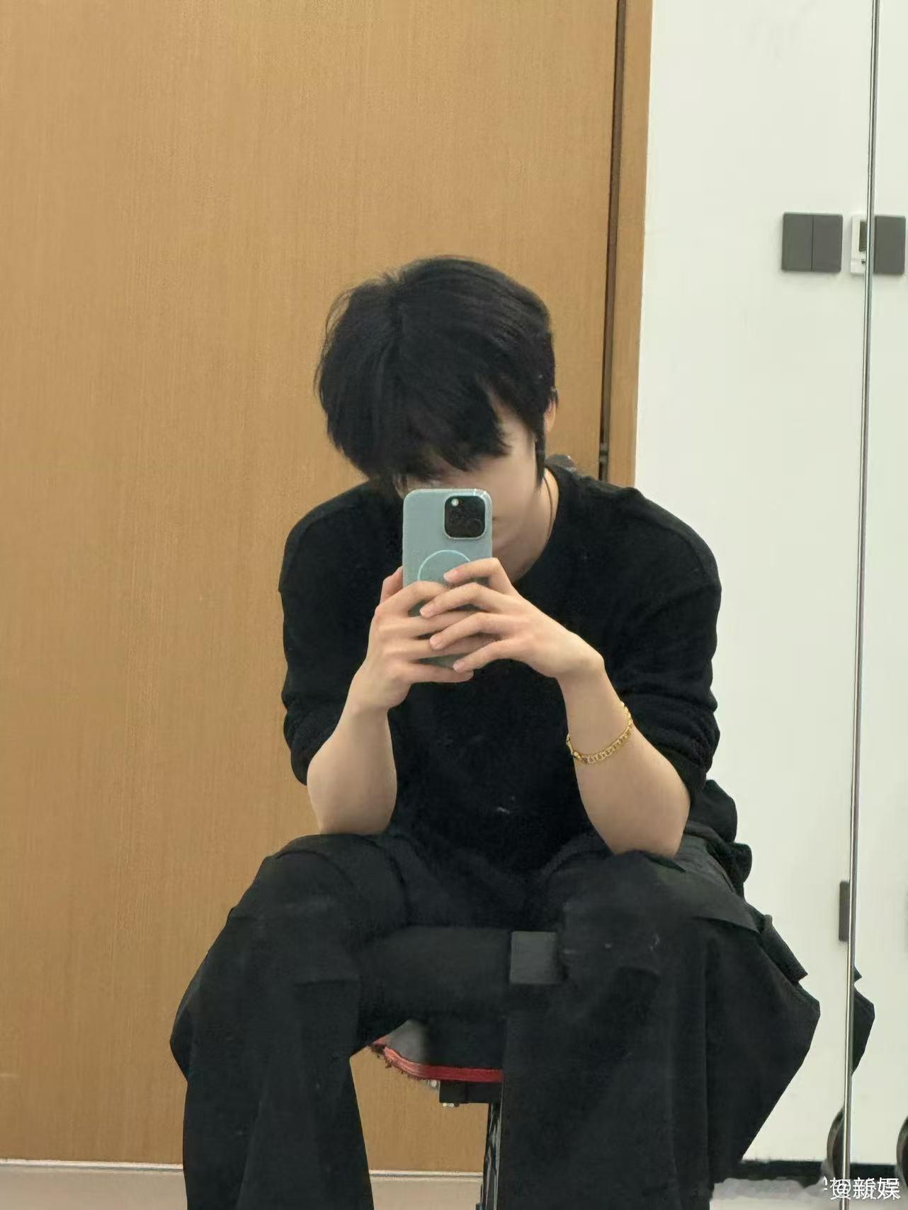 贺峻霖终于找回对镜自拍的技能了 贺峻霖对镜自拍合集～精致五官自带柔光，松弛感与少