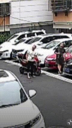 就因妻子忘记带回男子爱吃的包子，引发男子怒火，竟将妻子装有衣物的箱子从6楼扔下。