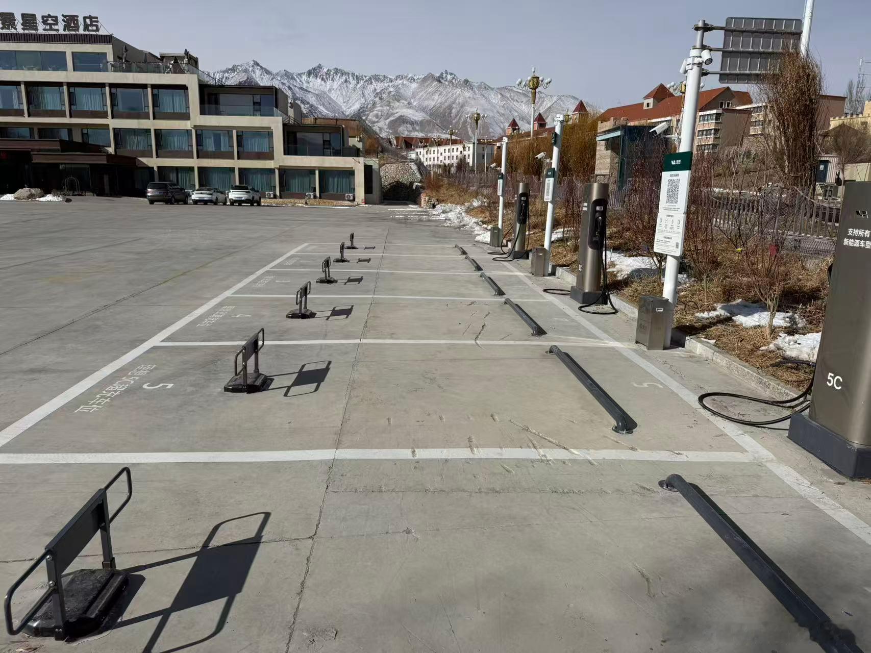 帕米尔高原上终于5C也有了咱帕米尔雄鹰一样的男人也可以超充了24/25年去了两次