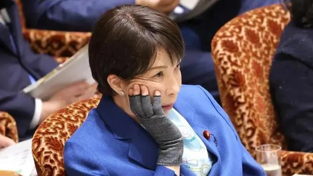 日本还是没抗住，高市早苗官宣了！
 
日本上个月就已经放过一次储备，那次规模大到