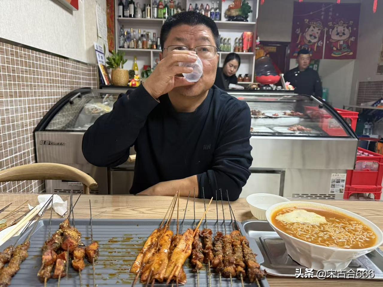 前几天过生日，我自己在饭店吃点烧烤，自己给自己庆生，而且发了头条，不想这篇头条很