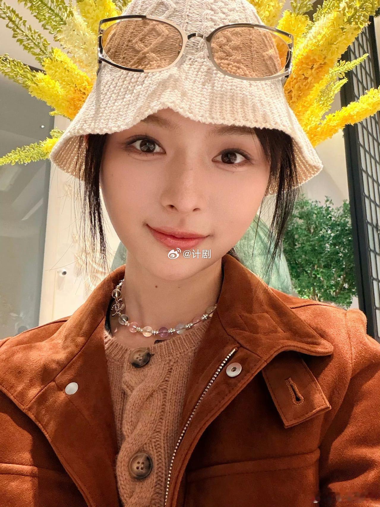 廖慧佳眼下痣 现代妆里又是不一样的感觉，清冷氛围一下子就出来了。连怼脸自拍都因为