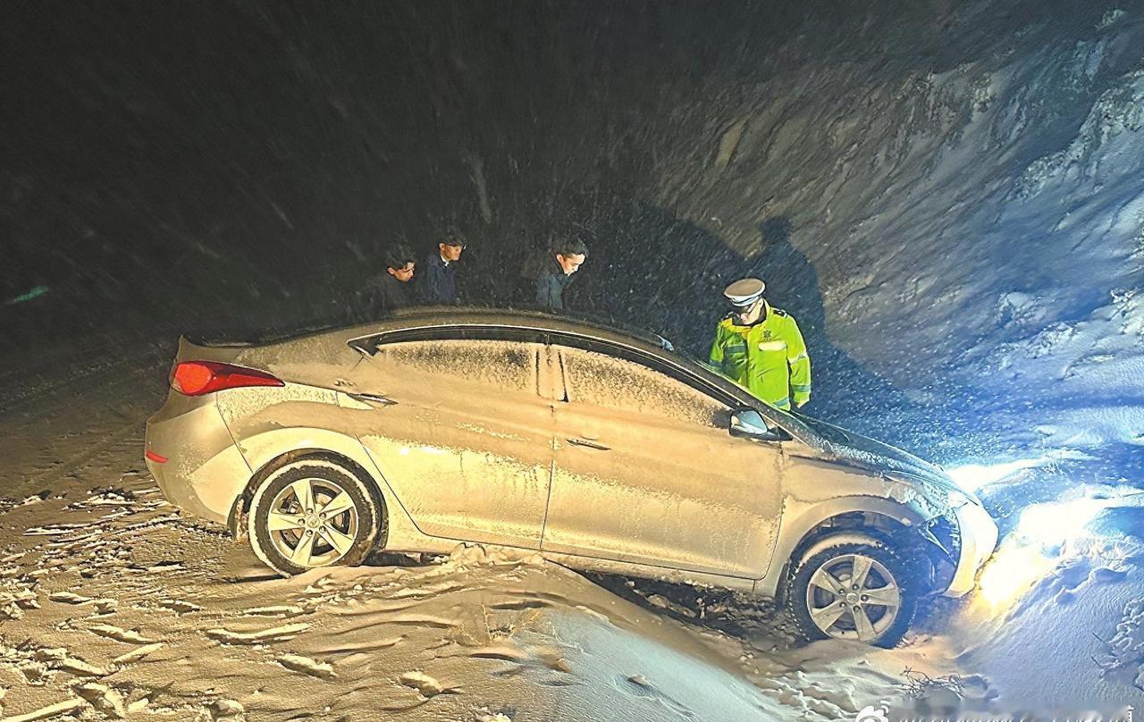 【雪夜救助被困车辆、为晕厥群众进行心肺复苏 乌鲁木齐那抹荧光绿护航平安路】在警察