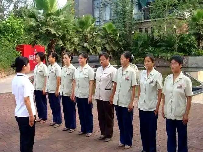 我们小区的“保洁主管”把这个位置玩的明明白白的。

本来收拾纸皮变卖是给大伙儿添