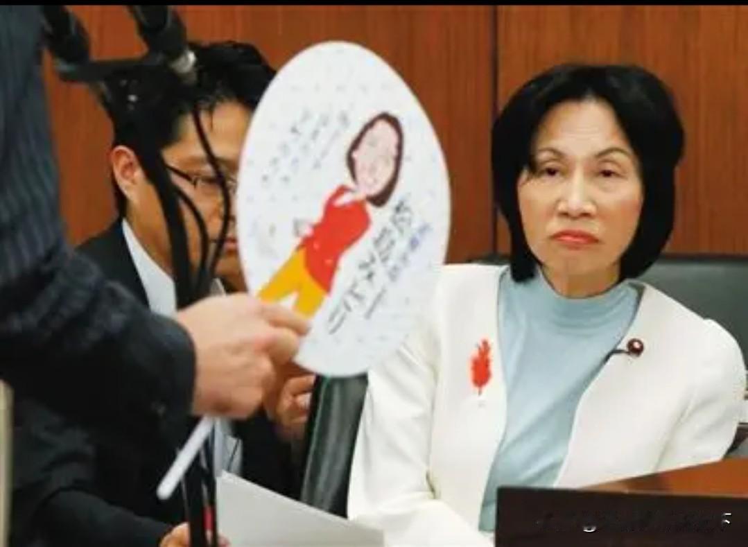  美国总统特朗普会见日本首相高市早苗，画风想必惨不忍睹。原因很简单:
1特朗普歧