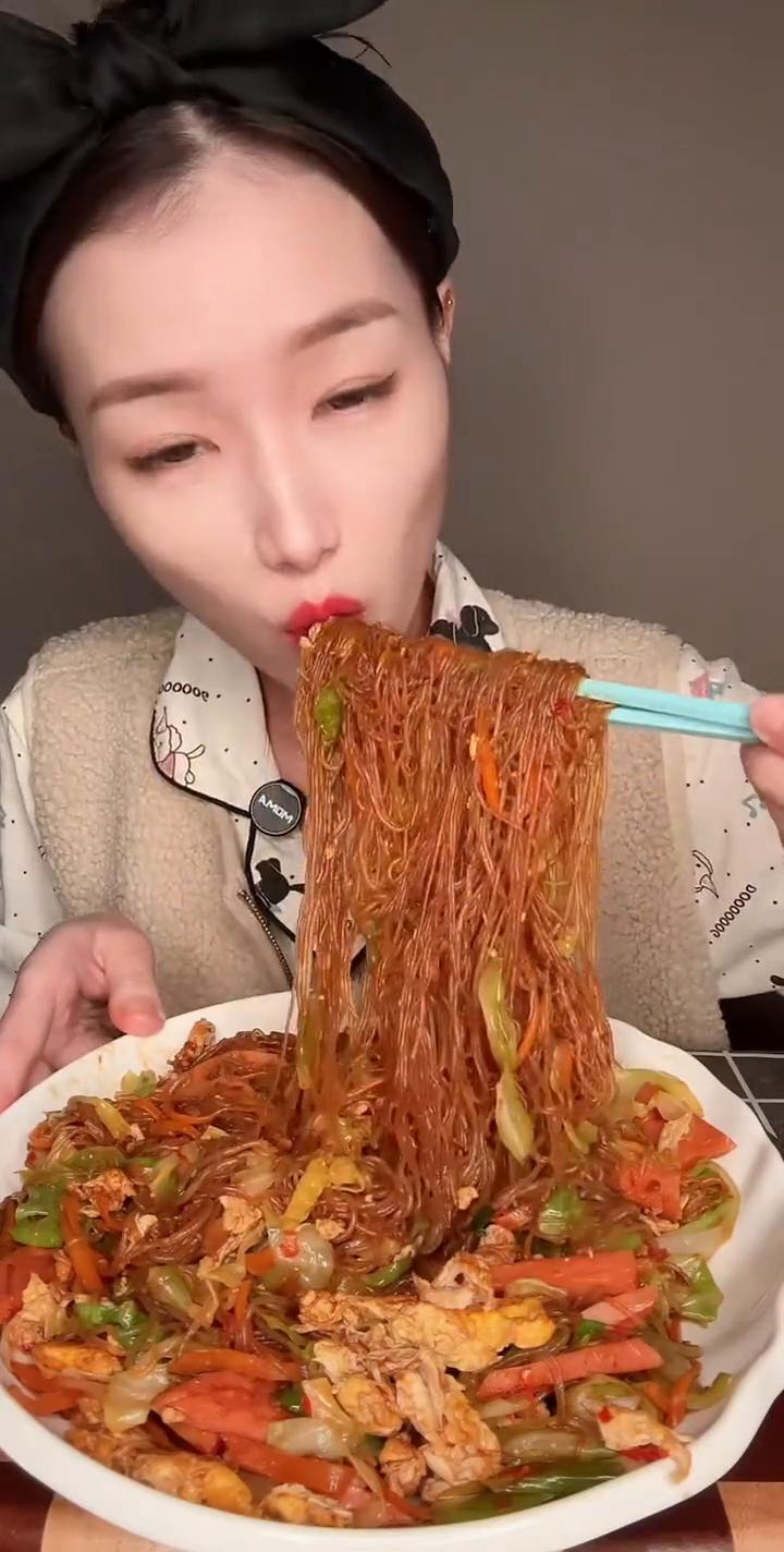 泡好的粉丝切一下，这样好炒。这是我准备的配菜：大头菜、火腿、胡萝卜、葱、蒜、两个