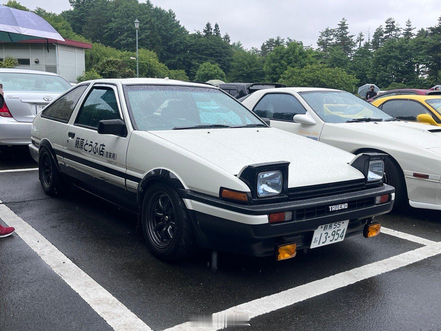 秋名山今天暴雨，但还是来了很多头文字D里的原型车，不会这次活动主题是86，最多的