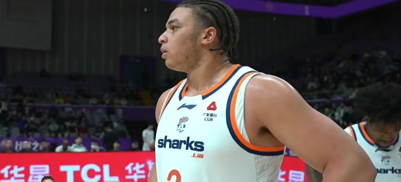 12月29日晚，CBA一场焦点之战，上海男篮对战北控队的比赛，结果毫无悬念，上海