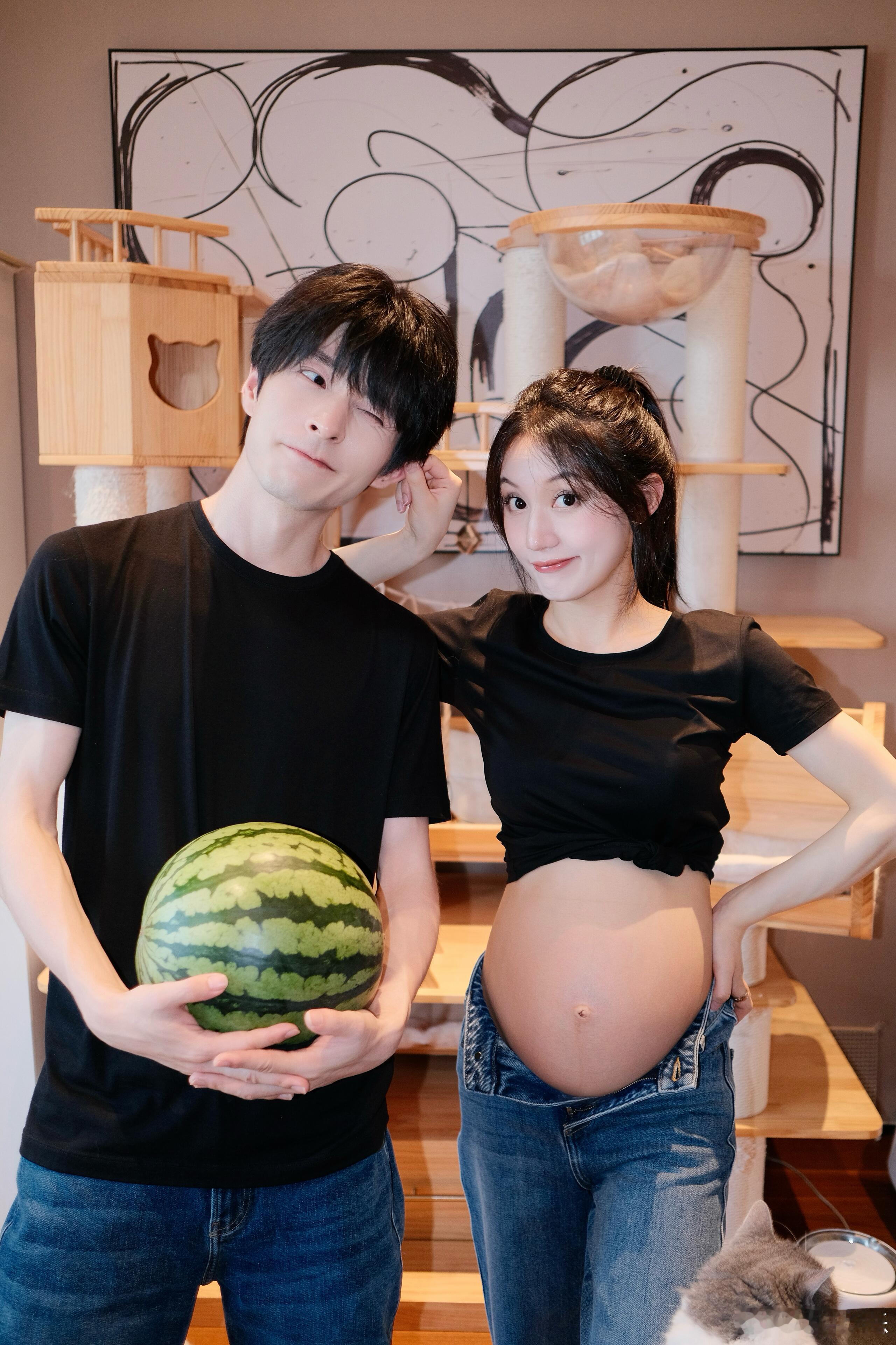 文韬佳佳孕照写真文韬佳佳8月生的孩子文韬佳佳的孕照写真看得人心都化了，8月宝宝一