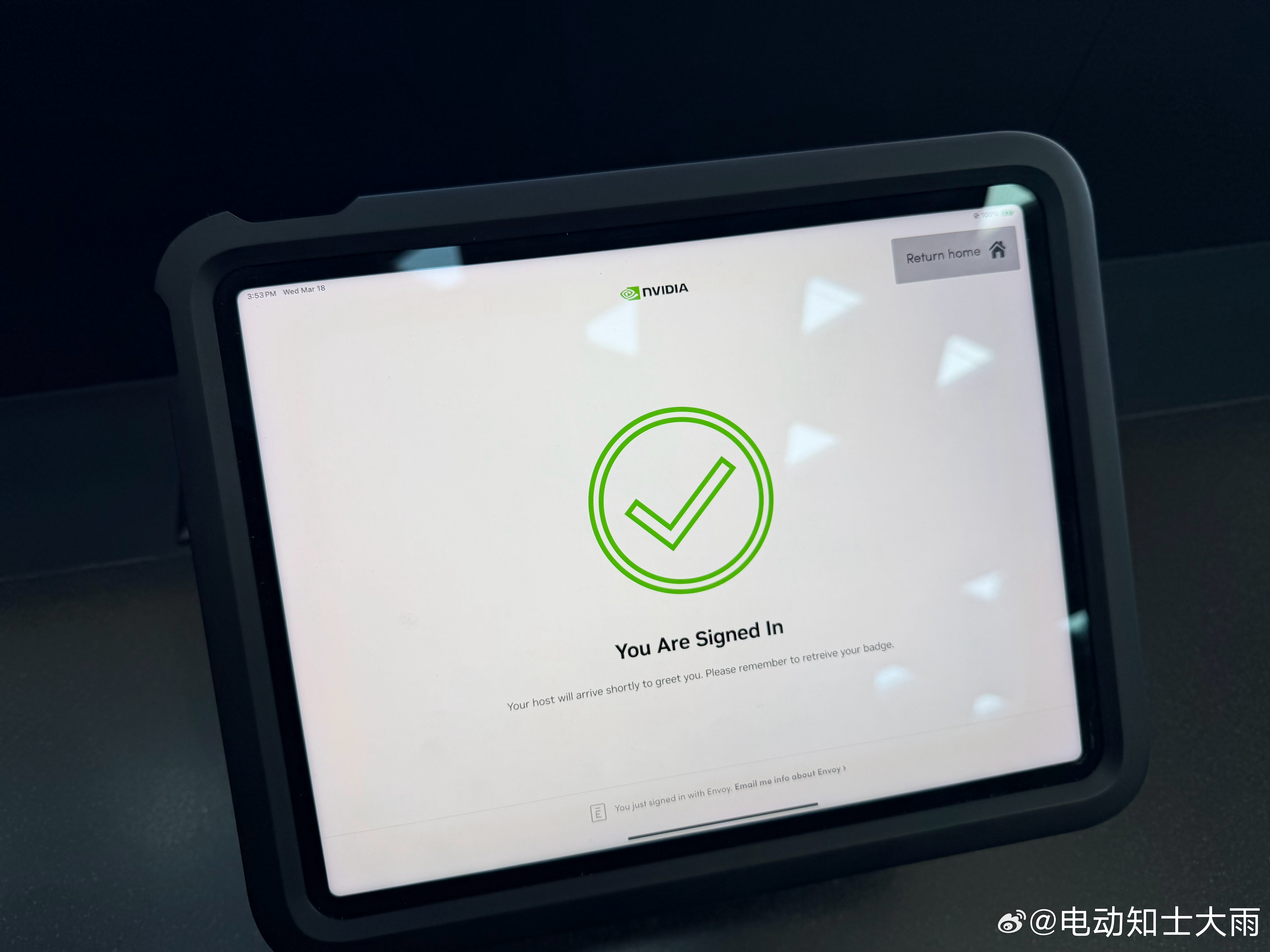 来英伟达参观打卡，喝了杯自助咖啡，见识了全球最高算力的酒吧。（图8、图9） 