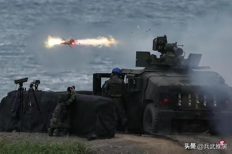 为了稳住中国，美国开出的筹码非常离谱！

3月1号，美媒放出消息。
特朗普为了4