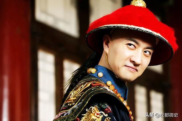 首席军机大臣被人打了，而且还是当着皇上的面挨的打，这事说起来就离了大谱了。
挨揍