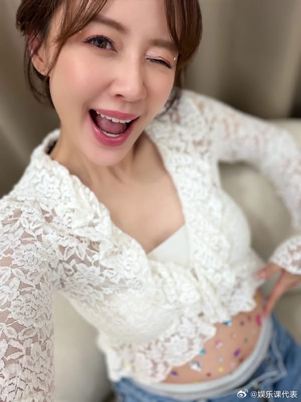 赖薇如41岁自然怀孕41岁赖薇如宣布怀孕：“期待了好久，却从没想过高龄的我会自～