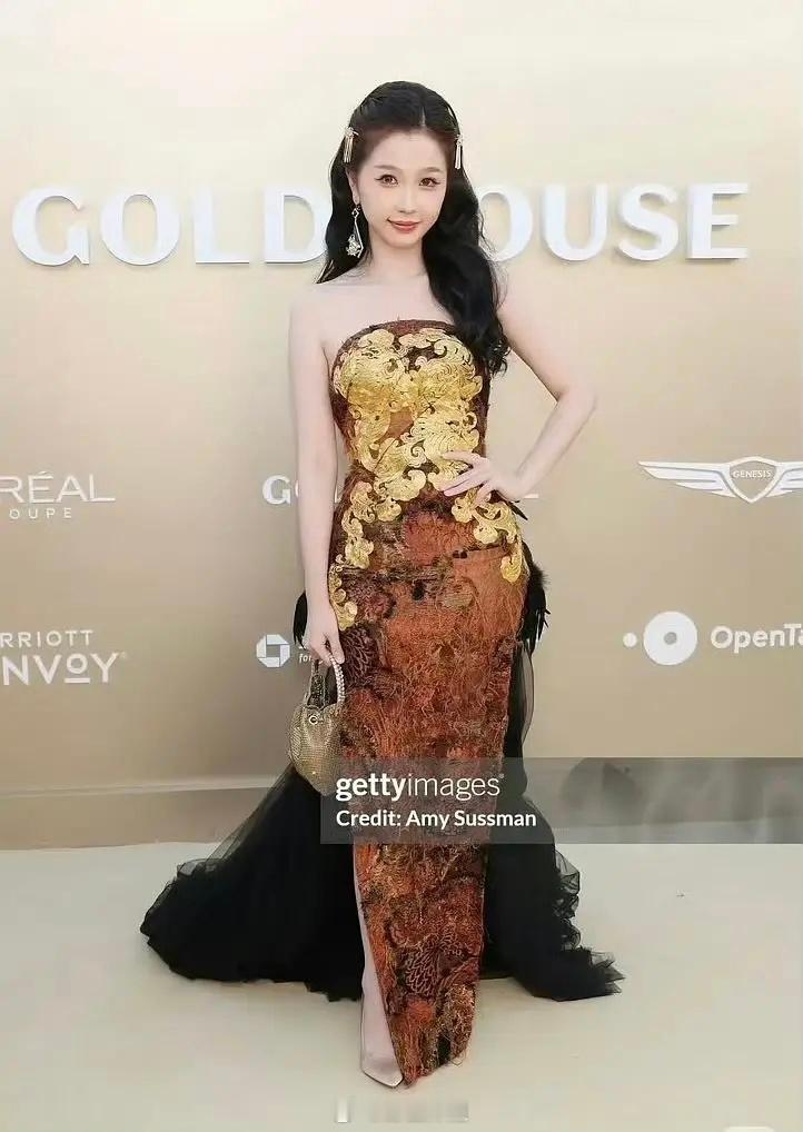 虞书欣不是快170了吗 怎么这个角度拍出来像150虞书欣非遗高定