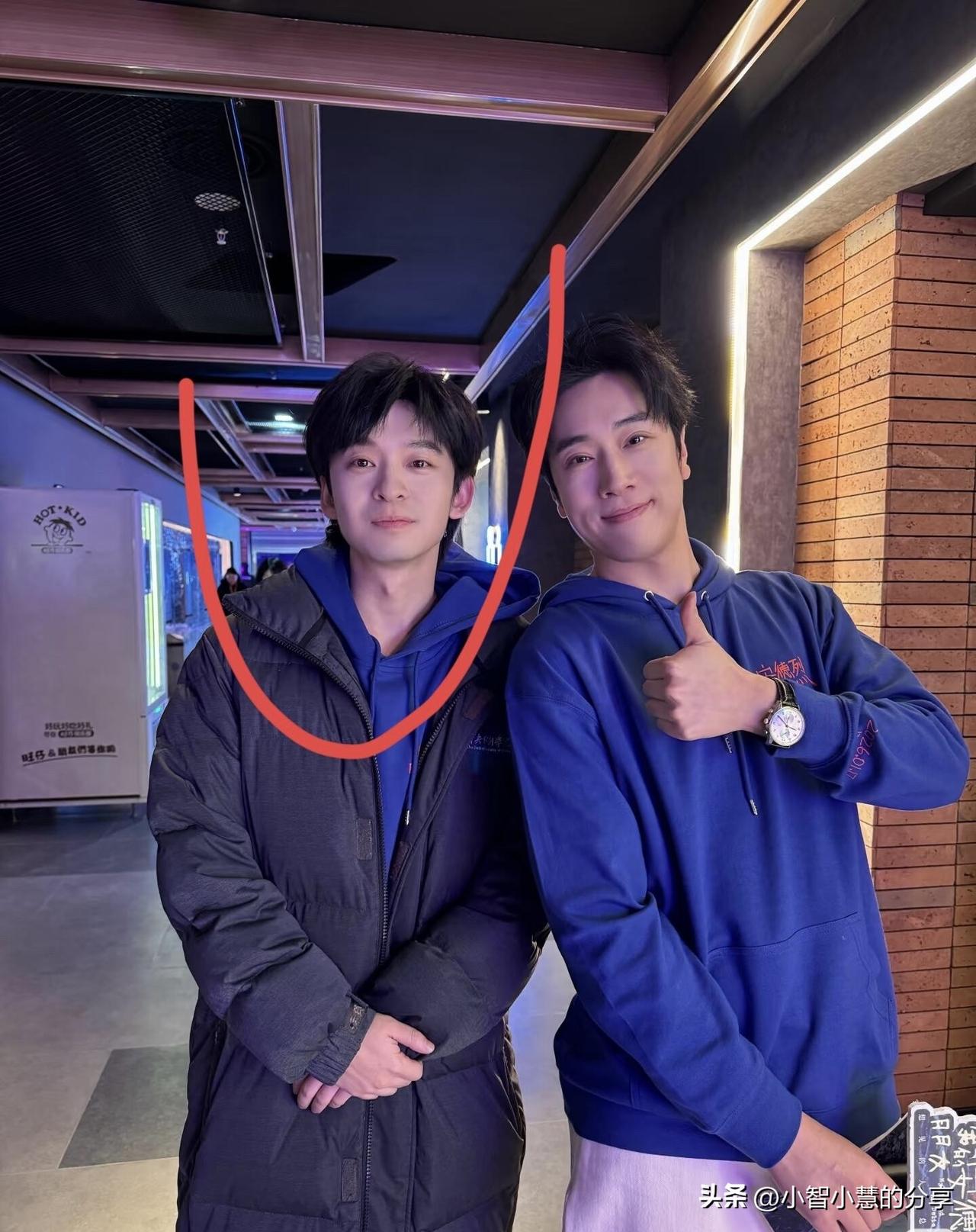 这位穿着长款黑色羽绒服外套的90后男明星，实在是太低调了，不认真看还不知道他是大