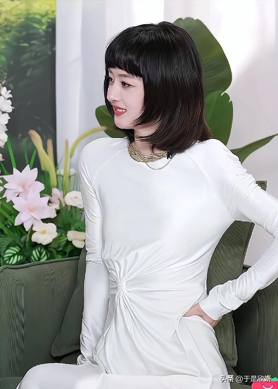 赵丽颖最新综艺造型炸了！
利落齐肩短发搭配狗啃式刘海，一身纯白紧身长裙勾勒出优雅