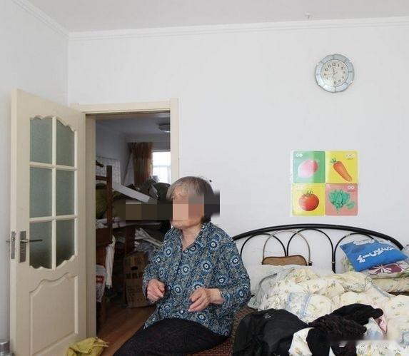 今天我着急上班，等电梯时候，邻居老太太让我把垃圾袋拎下去，她是个独居老太太，总让