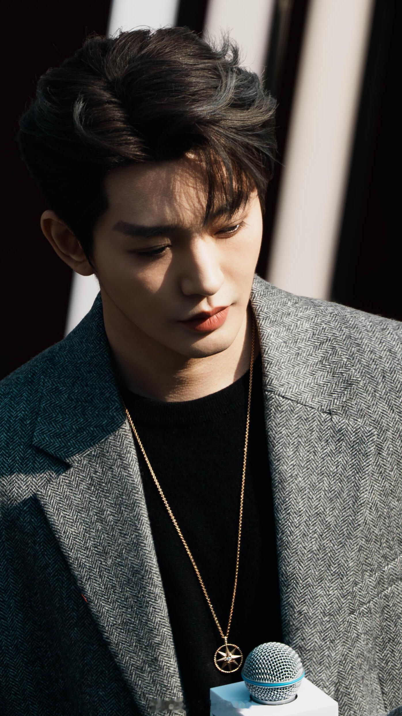 邓为腰上的纹身那咋了？邓为这帅脸已经吸引了我的全部注意力 