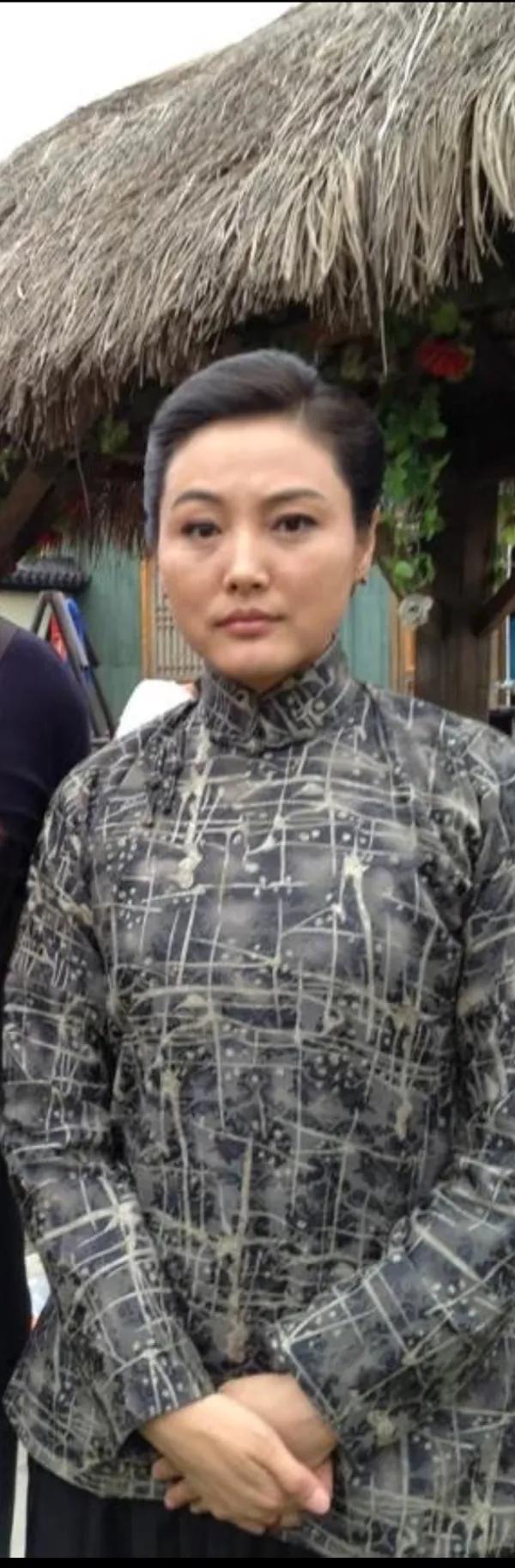 56岁的张延《粉红女郎》男人婆，坚持瑜伽、健身、跑半马，作息自律，素颜状态优越，