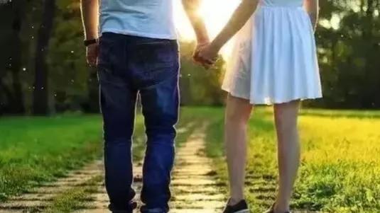 吉林长春，一女子瞒着父亲，偷拿户口本与男朋友结婚。父亲无奈，支付了70万元的首付