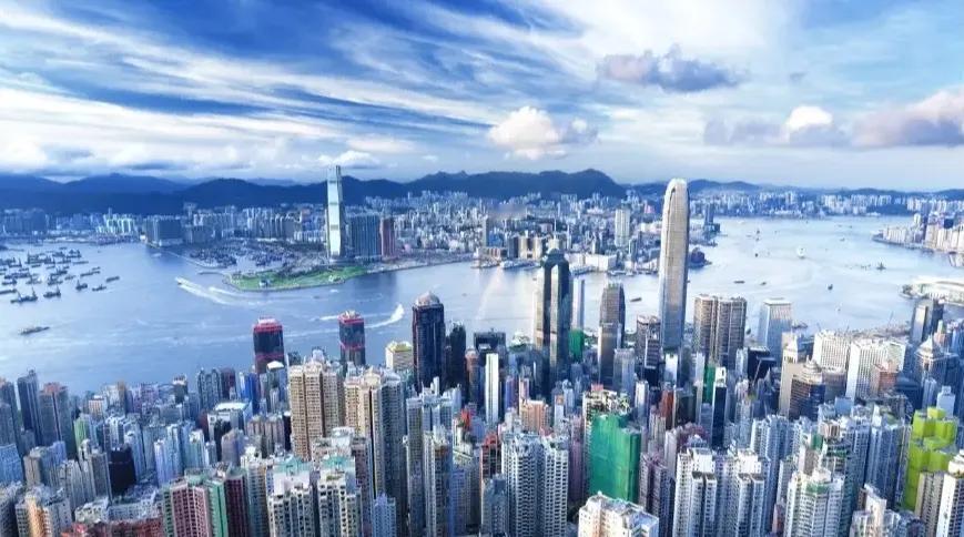 两广的高校招生已经快成笑话了，竟然因为没人可招，连续降低录取线，广西更是直接要忽