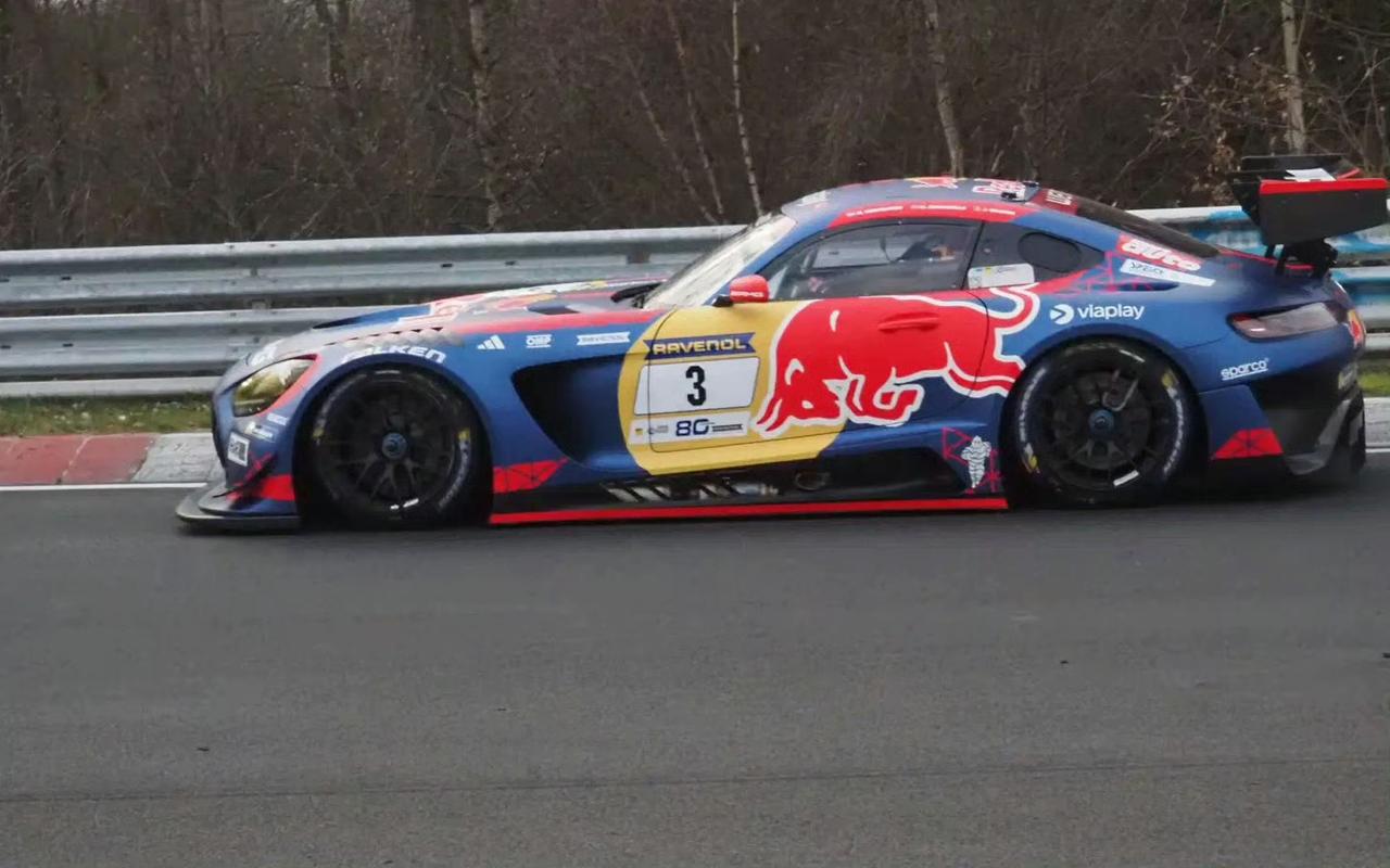 哈贾尔今天还在铃鹿赛道开红牛RB22进行倍耐力轮胎测试，而维斯塔潘据说已经到纽北