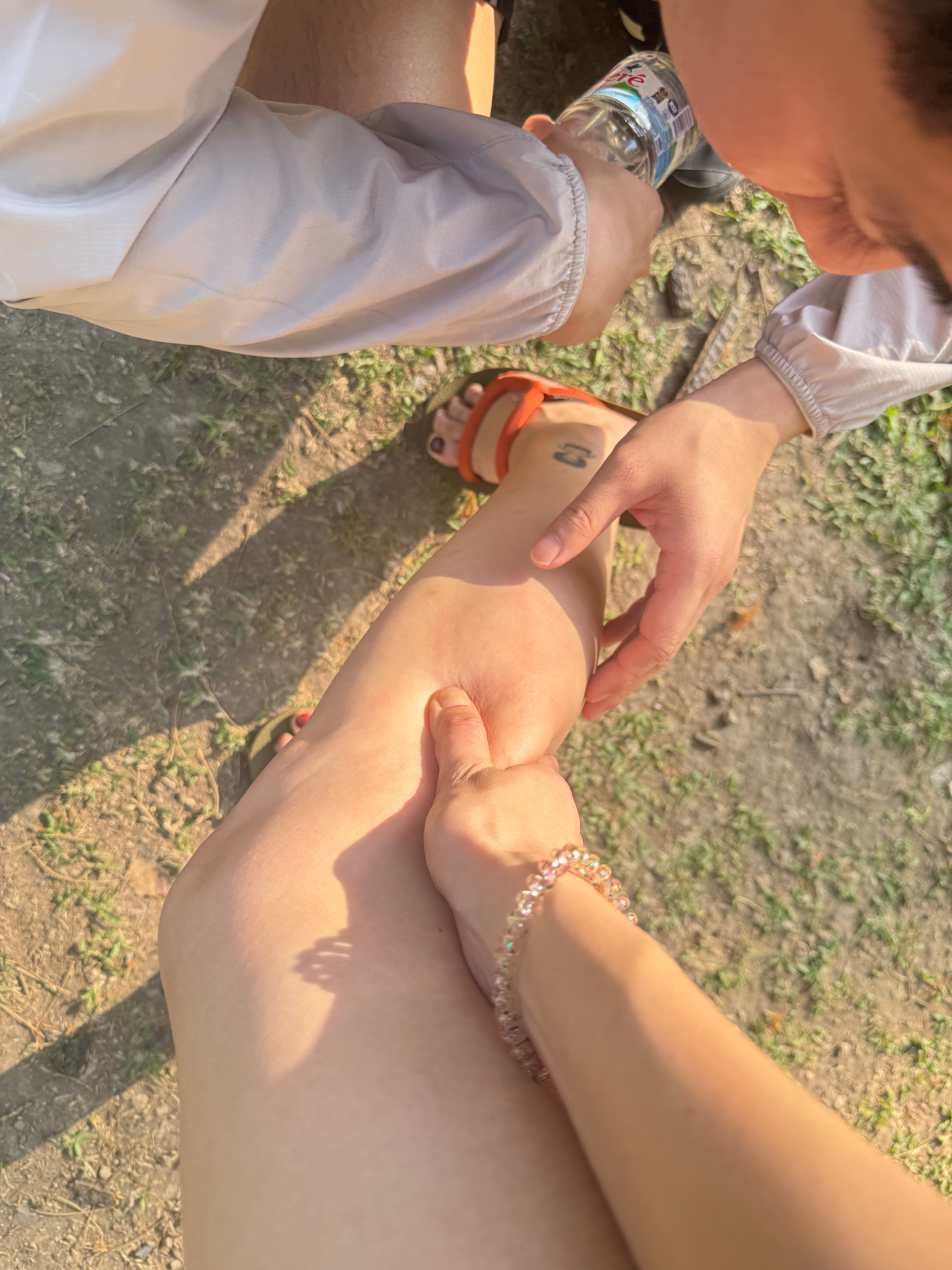 查了一下没有过敏性反应，所以应该没啥大事另外被蜜蜂蛰到以后千万不能挤，会让毒液蔓