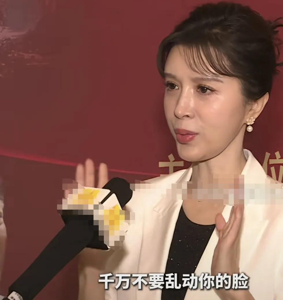 50岁金巧巧劝大家不要轻易整容，说：“千万不要乱动整你的脸，一定要尽量的原生，拍