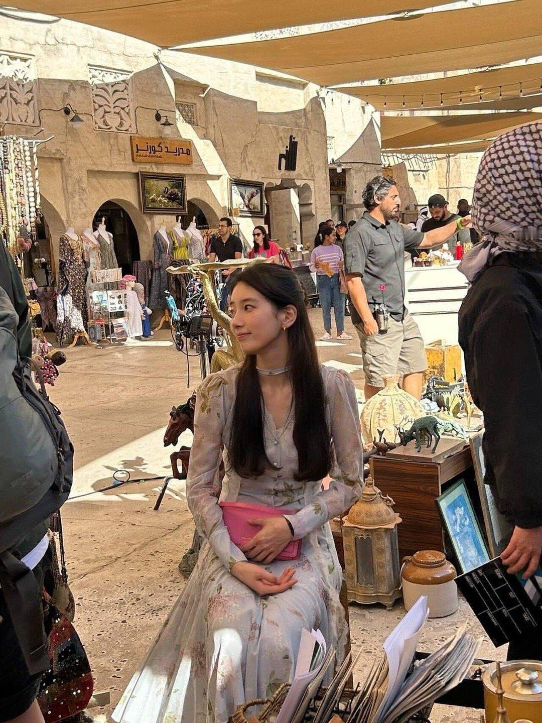 路人镜头下的秀智裴秀智自拍日常，一如既往的干净清爽，自然不加修饰，好磕她的颜～ 