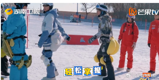 吴泽林复制粘贴式滑雪你好星期六吴泽林滑雪也太有梗了，10 分钟就学会基础姿势，复